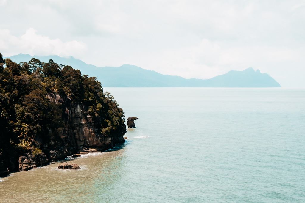 Der Sea Stack Felsen am Telok Pandan Kecil Strand auf dem Telok Pandan Kecil Trail im Bako Nationalpark auf Borneo