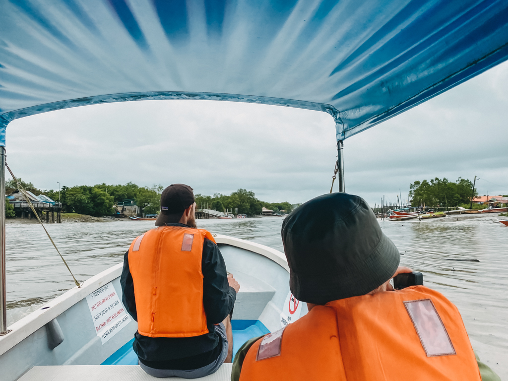 Auf der Boot zum Bako Nationalpark auf Borneo
